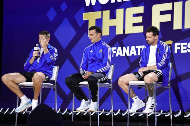 July 17, 2026, New York, New York, USA: Argentina goalkeeper Emiliano Martinez, head coach Lionel Scaloni and captain Lionel Messi during a special FIFA World Cup, WM, Weltmeisterschaft, Fussball Final press conference, PK, Pressekonferenz event at Fanatics Fest at the Jacob Javitz Center on Friday, July 17, 2026; New York, New York, USA. New York USA - ZUMAs325 20260717_zsp_s325_165 Copyright: xJessxStilesx