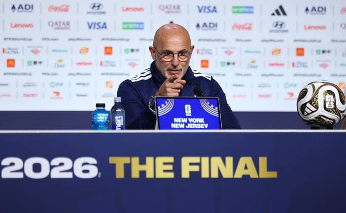 Luis de la Fuente head coach of Spain Argentina press conference, PK, Pressekonferenz 2026 FIFA World Cup, WM, Weltmeisterschaft, Fussball Football, Javits Centre, East Rutherford, New Jersey, USA - 17 Jul 2026Manhattan Javits Centre New York (NY) United States of America  Copyright: xMichaelxZemanek Shutterstockx 16995623ae