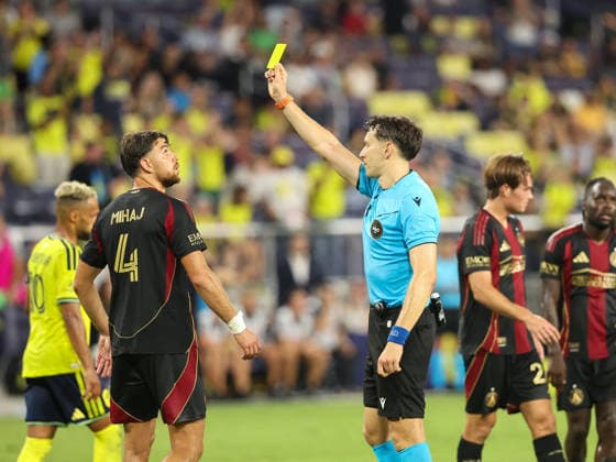 MLS, Fussball Herren, USA 2026: Atlanta United FC Vs Nashville SC JUL 17 July 17, 2026: Match referee Filip Dujic issues Atlanta United FC defender Enea Mihaj (4) a yellow card during a MLS match between Atlanta United FC and Nashville SC at Geodis Park in Nashville, TN. Stephen Furst CSM (Credit Image: Â Stephen Furst Cal Media) Nashville Tn United States of America EDITORIAL USE ONLY Copyright: xx ZUMA-20260717_zma_c04_165.jpg StephenxFurstx csmphotothree504567