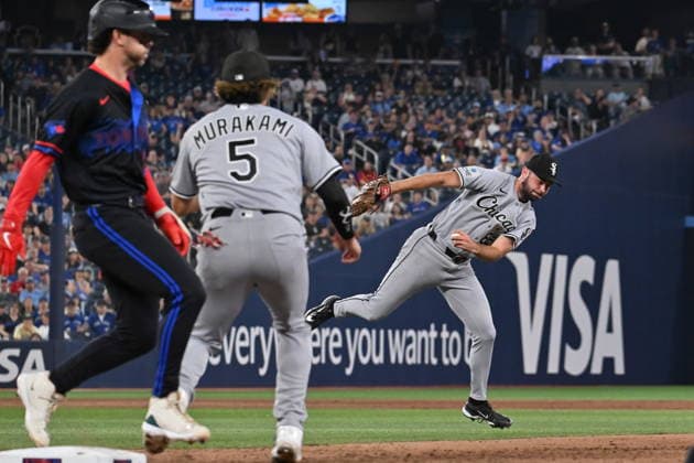 July 17, 2026, Toronto, On, Canada: Chicago White Sox relief pitcher Tyler Schweitzer, right, fields a ground ball off the bat of Toronto Blue Jays Ernie Clement, left, during ninth inning MLB, Baseball Herren, USA baseball action in Toronto, Friday, July 17, 2026. Canada News - July 17, 2026  - ZUMAc35_ 20260717_zaf_c35_141 Copyright: xJonxBlackerx