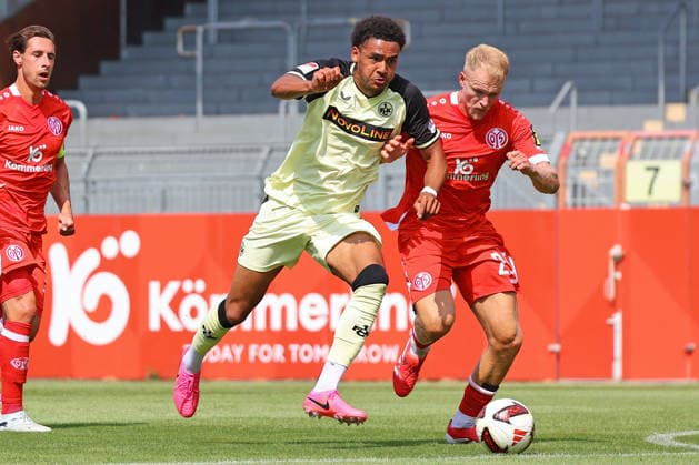 Mainz, Deutschland 17. Juli 2026: Testspiel - 2026 2027 - 1. FSV Mainz 05 gegen 1. FC Kaiserslautern Im Bild: v. li. im Zweikampf Thierry Fidjeu-Tazemeta (Kaiserslautern) gegen Andreas Hanche-Olsen (Mainz). DFL regulations prohibit any use of photographs as image sequences and or quasi-video Bruchwegstadion Rheinland - Pfalz *** Mainz, Germany, July 17, 2026, Friendly Match 2026–2027, 1 FSV Mainz 05 vs. 1 FC Kaiserslautern. Pictured, from left, in a tackle: Thierry Fidjeu Tazemeta (Kaiserslautern) vs. Andreas Hanche Olsen (Mainz). DFL regulations prohibit any use of photographs as image sequences and or quasi-video. Bruchwegstadion, Rhineland-Palatinate Copyright: xFotostandx xRacochax