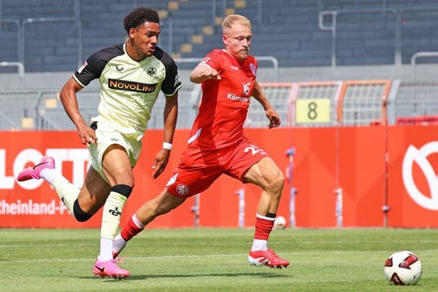 Mainz, Deutschland 17. Juli 2026: Testspiel - 2026 2027 - 1. FSV Mainz 05 gegen 1. FC Kaiserslautern Im Bild: v. li. im Zweikampf Thierry Fidjeu-Tazemeta (Kaiserslautern) gegen Andreas Hanche-Olsen (Mainz). DFL regulations prohibit any use of photographs as image sequences and or quasi-video Bruchwegstadion Rheinland - Pfalz *** Mainz, Germany, July 17, 2026, Friendly Match 2026–2027, 1 FSV Mainz 05 vs. 1 FC Kaiserslautern. Pictured, from left, in a tackle: Thierry Fidjeu Tazemeta (Kaiserslautern) vs. Andreas Hanche Olsen (Mainz). DFL regulations prohibit any use of photographs as image sequences and or quasi-video. Bruchwegstadion, Rhineland-Palatinate Copyright: xFotostandx xRacochax