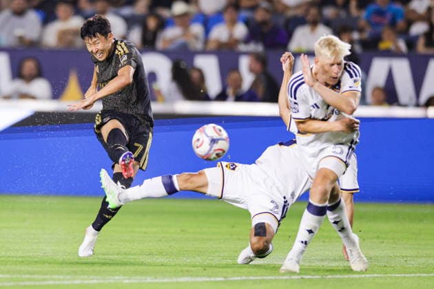 Major League Soccer - Los Angeles Football Club vs LA Galaxy LAFC forward Son Heung-min (L) goes for goal during a Major League Soccer MLS, Fussball Herren, USA match between Los Angeles Football Club (LAFC) and the LA Galaxy at Dignity Health Sports Park in Carson, California, USA, 17 July 2026. CARSON CALIFORNIA United States  Copyright: xCHRISxTORRESx
