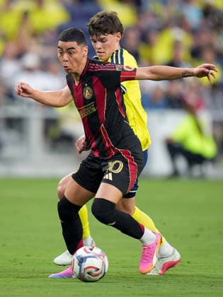 July 17, 2026, Nashville, Tennessee, USA: Atlanta United midfield MIGUEL ALMIRON (10) moves the ball against Nashville SC midfield MATTHEW CORCORAN (16) during the first half at Geodis park. MLS, Fussball Herren, USA 2026: Nashville SC 1:0 Atlanta United  - ZUMAh237 20260717_zsp_h237_001 Copyright: xCamdenxHallx