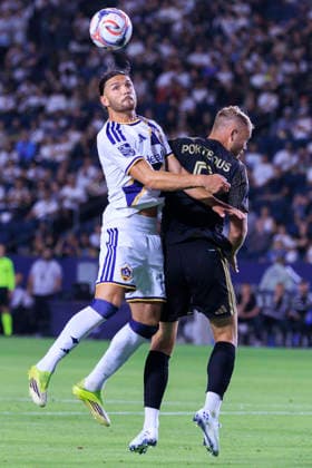 July 17, 2026, Carson, California, USA: Justin Haak 15 of the LA Galaxy heads the ball as Ryan Porteous 5 of the Los Angeles Football Club defends during their MLS, Fussball Herren, USA regular season match on Friday July 17, 2026 at the Dignity Health Sports Park Stadium in Carson, California. Galaxy lose to LAFC, 0-3. ARIANA RUIZ PI LA Galaxy Vs. LAFC  - ZUMAp124 20260717_zaa_p124_031 Copyright: xArianaxRuizx