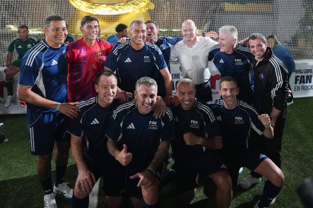 (260718) -- NEW YORK, July 18, 2026 -- FIFA President Gianni Infantino (back 3rd R) poses for a group photo with players at the awarding ceremony of a FIFA Legends Cup match held ahead of the final match between Argentina and Spain at the 2026 FIFA World Cup, WM, Weltmeisterschaft, Fussball at Rockefeller Center in New York, the United States, July 17, 2026. ) (SP)U.S.-NEW YORK-FOOTBALL-FIFA WORLD CUP-LEGENDS CUP HuangxZongzhi 