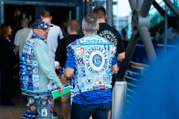 18.07.2026, Mitgliederversammlung 2026 des FC Schalke 04 in der Veltins Arena. Fan mit Kutte geht in den Innenraum. Gelsenkirchen Veltins Arena NRW Deutschland xRHR-FOTO DEx *** July 18, 2026, FC Schalke 04 s 2026 General Meeting at the Veltins Arena; a fan wearing a hoodie enters the field; Gelsenkirchen, Veltins Arena, North Rhine-Westphalia, Germany xRHR PHOTO DEx Copyright: DennisxEwert RHR-FOTOx RHR-FOTO DE