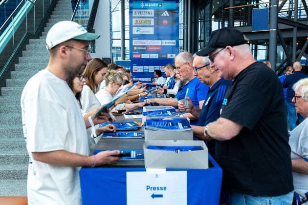 18.07.2026, Mitgliederversammlung 2026 des FC Schalke 04 in der Veltins Arena. Ausgabe der Wahlunterlagen an die Mitglieder. Gelsenkirchen Veltins Arena NRW Deutschland xRHR-FOTO DEx *** July 18, 2026, FC Schalke 04 2026 General Meeting at the Veltins Arena; Distribution of election materials to members; Gelsenkirchen, Veltins Arena, North Rhine-Westphalia, Germany; xRHR PHOTO DEx Copyright: DennisxEwert RHR-FOTOx RHR-FOTO DE