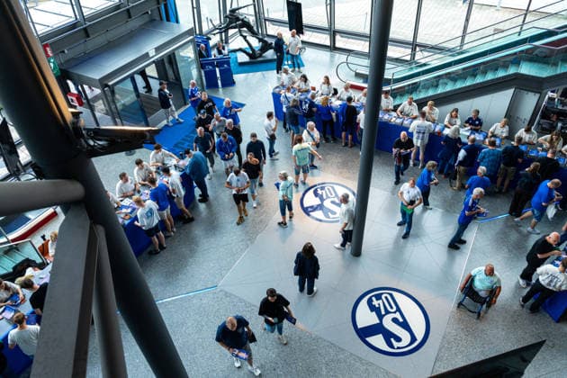 18.07.2026, Mitgliederversammlung 2026 des FC Schalke 04 in der Veltins Arena. Mitglieder betreten den Haupteingang und erhalten ihre Wahlunterlagen. Gelsenkirchen Veltins Arena NRW Deutschland xRHR-FOTO DEx *** July 18, 2026, FC Schalke 04 s 2026 General Meeting at the Veltins Arena. Members enter through the main entrance and receive their voting materials. Gelsenkirchen, Veltins Arena, North Rhine-Westphalia, Germany xRHR PHOTO DEx Copyright: DennisxEwert RHR-FOTOx RHR-FOTO DE