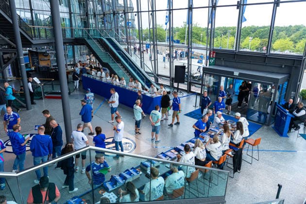 18.07.2026, Mitgliederversammlung 2026 des FC Schalke 04 in der Veltins Arena. Mitglieder betreten den Haupteingang und erhalten ihre Wahlunterlagen. Gelsenkirchen Veltins Arena NRW Deutschland xRHR-FOTO DEx *** July 18, 2026, FC Schalke 04 s 2026 General Meeting at the Veltins Arena. Members enter through the main entrance and receive their voting materials. Gelsenkirchen, Veltins Arena, North Rhine-Westphalia, Germany xRHR PHOTO DEx Copyright: DennisxEwert RHR-FOTOx RHR-FOTO DE