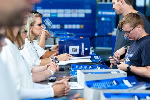 18.07.2026, Mitgliederversammlung 2026 des FC Schalke 04 in der Veltins Arena. Ausgabe der Wahlunterlagen. Gelsenkirchen Veltins Arena NRW Deutschland xRHR-FOTO DEx *** July 18, 2026, FC Schalke 04 2026 General Meeting at the Veltins Arena; Distribution of voting materials; Gelsenkirchen, Veltins Arena, North Rhine-Westphalia, Germany; xRHR PHOTO DEx Copyright: DennisxEwert RHR-FOTOx RHR-FOTO DE