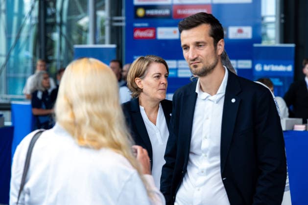 18.07.2026, Mitgliederversammlung 2026 des FC Schalke 04 in der Veltins Arena. Vorständin Finanzen Christina Rühl-Hamers (FC Schalke 04), Vorstandsvorsitzender Matthias Tillmann (FC Schalke 04). Gelsenkirchen Veltins Arena NRW Deutschland xRHR-FOTO DEx *** July 18, 2026, FC Schalke 04 2026 General Meeting at the Veltins Arena; Christina Rühl Hamers, Chief Financial Officer of FC Schalke 04; Matthias Tillmann, Chairman of the Board of FC Schalke 04; Gelsenkirchen; Veltins Arena; North Rhine-Westphalia; Germany; xRHR PHOTO DEx Copyright: DennisxEwert RHR-FOTOx RHR-FOTO DE