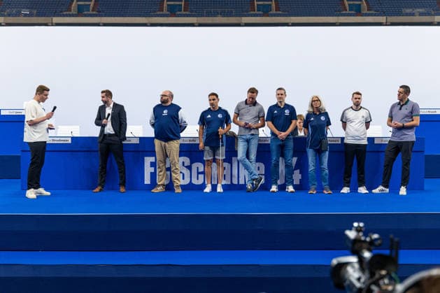 18.07.2026, Mitgliederversammlung 2026 des FC Schalke 04 in der Veltins Arena. Aufsichtsrat Pascal Krusch (FC Schalke 04) zusammen mit den Leitern der Sportabteilungen auf dem Podium. Gelsenkirchen Veltins Arena NRW Deutschland xRHR-FOTO DEx *** July 18, 2026, FC Schalke 04’s 2026 General Meeting at the Veltins Arena; Pascal Krusch, member of the FC Schalke 04 Supervisory Board, on stage with the heads of the sports departments; Gelsenkirchen, Veltins Arena, North Rhine-Westphalia, Germany; xRHR PHOTO DEx Copyright: DennisxEwert RHR-FOTOx RHR-FOTO DE