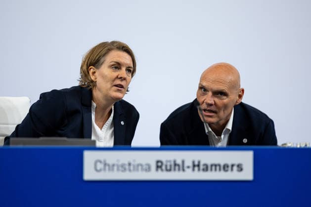 18.07.2026, Mitgliederversammlung 2026 des FC Schalke 04 in der Veltins Arena. v. l. Vorständin Finanzen Christina Rühl-Hamers (FC Schalke 04), Aufsichtsrat Holger Brauner (FC Schalke 04). Gelsenkirchen Veltins Arena NRW Deutschland xRHR-FOTO DEx *** July 18, 2026, FC Schalke 04 2026 General Meeting at the Veltins Arena; from left: Christina Rühl Hamers, Chief Financial Officer of FC Schalke 04; Holger Brauner, Member of the Supervisory Board of FC Schalke 04; Gelsenkirchen, Veltins Arena, North Rhine-Westphalia, Germany; xRHR PHOTO DEx Copyright: DennisxEwert RHR-FOTOx RHR-FOTO DE