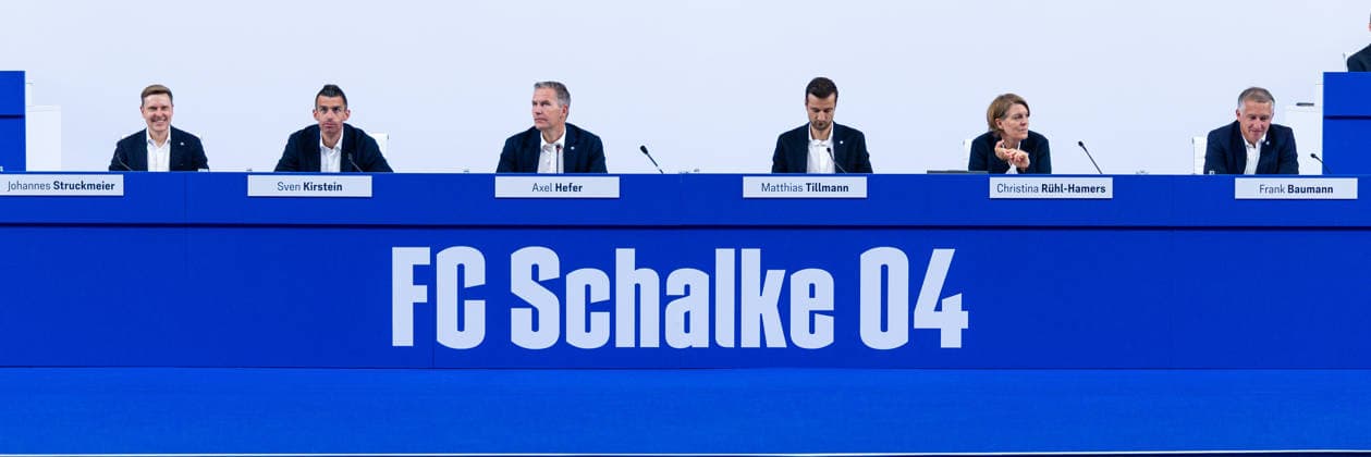18.07.2026, Mitgliederversammlung 2026 des FC Schalke 04 in der Veltins Arena. v. l. Stellv. Vorsitzender des Aufsichtsrates Johannes Struckmeier (FC Schalke 04), Stellv. Vorsitzender des Aufsichtsrates Sven Kirstein (FC Schalke 04), Vorsitzender des Aufsichstrates Axel Hefer (FC Schalke 04), Vorstandsvorsitzender Matthias Tillmann (FC Schalke 04), Vorständin Finanzen Christina Rühl-Hamers (FC Schalke 04), Sportvorstand Frank Baumann (FC Schalke 04). Gelsenkirchen Veltins Arena NRW Deutschland xRHR-FOTO DEx *** July 18, 2026, FC Schalke 04 2026 General Meeting at the Veltins Arena: (from left) Johannes Struckmeier, Vice Chairman of the Supervisory Board, FC Schalke 04; Deputy Chairman of the Supervisory Board Sven Kirstein, FC Schalke 04; Chairman of the Supervisory Board Axel Hefer, FC Schalke 04; CEO Matthias Tillmann, FC Schalke 04; CFO Christina Rühl Hamers, FC Schalke 04; Director of Sports Frank Baumann, FC Schalke 04, Gelsenkirchen, Veltins Arena, North Rhine-Westphalia, Germany, xRHR PHOTO DEx Copyright: DennisxEwert RHR-FOTOx RHR-FOTO DE