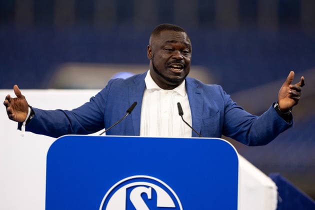 18.07.2026, Mitgliederversammlung 2026 des FC Schalke 04 in der Veltins Arena. Gerald Asamoah ehrt Mitglieder. Gelsenkirchen Veltins Arena NRW Deutschland xRHR-FOTO DEx *** July 18, 2026, FC Schalke 04 s 2026 General Meeting at the Veltins Arena; Gerald Asamoah honors members; Gelsenkirchen; Veltins Arena; North Rhine-Westphalia; Germany; xRHR; PHOTO: DEx Copyright: DennisxEwert RHR-FOTOx RHR-FOTO DE