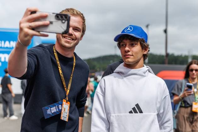 Andrea Kimi Antonelli (Mercedes AMG Petronas F1 Team, 12) mit Fan, Grosser Preis von Belgien, Motorsport, Formel 1, Saison 2026, 18.07.2026 Grosser Preis von Belgien, Motorsport, Formel 1, Saison 2026, 18.07.2026 Spa Franchorchamps *** Andrea Kimi Antonelli, Mercedes AMG Petronas F1 Team, No. 12 with a fan, Belgian Grand Prix, Motorsports, Formula 1, 2026 Season, July 18, 2026, Belgian Grand Prix, Motorsports, Formula 1, 2026 Season, July 18, 2026, Spa-Francorchamps Copyright: xEibner-Pressefoto AlexanderxNeisx EP_ANS