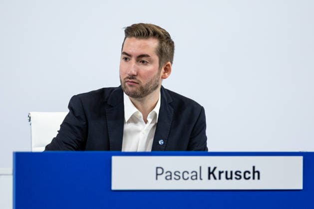 18.07.2026, Mitgliederversammlung 2026 des FC Schalke 04 in der Veltins Arena. Aufsichtsrat Pascal Krusch (FC Schalke 04). Gelsenkirchen Veltins Arena NRW Deutschland xRHR-FOTO DEx *** July 18, 2026, FC Schalke 04 2026 General Meeting at the Veltins Arena; Supervisory Board Member Pascal Krusch; FC Schalke 04; Gelsenkirchen; Veltins Arena; North Rhine-Westphalia; Germany; xRHR; PHOTO: DEx Copyright: DennisxEwert RHR-FOTOx RHR-FOTO DE