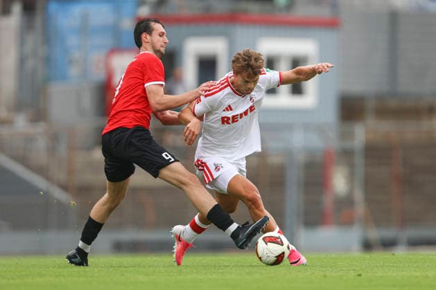 Jannik Rene Eßer (FC Rheinsüd Köln) und Joel Schmied (1. FC Köln) im Zweikampf waehrend des Testspiels zwischen 1.FC Köln und FC Rheinsüd Köln, Suedstadion am 18. July 2026 in Köln, Deutschland. (Foto von Oliver Kaelke DeFodi Images) +++ Jannik Rene Eßer (FC Rheinsüd Köln) und Joel Schmied (1. FC Köln) battle for the ball during the friendly match between 1.FC Köln and FC Rheindsüd Köln at Suedstadion on July 18, 2026 in Cologne, Germany. (Photo by Oliver Kaelke DeFodi Images) (Photo by Oliver Kaelke DeFodi Images) - *** Jannik Rene Eßer of FC Rheinsüd Köln and Joel Schmied of 1 FC Köln battle for the ball during the friendly match between 1 FC Köln and FC Rheinsüd Köln at Suedstadion on July 18, 2026, in Cologne, Germany Photo by Oliver Kaelke, DeFodi Images Jannik Rene Eßer of FC Rheinsüd Köln and Joel Schmied of 1 FC Köln battle for the ball during the friendly match between 1 FC Köln and FC Rheinsüd Köln at Suedstadion on July 18, 2026 in Cologne, Germany Photo by Oliver Kaelke, DeFodi Images Photo by Oliver Kaelke, DeFodi Images