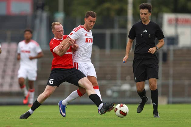 Tom Krieg (FC Rheinsüd Köln) und Luca Waldschmidt (1. FC Köln) im Zweikampf waehrend des Testspiels zwischen 1.FC Köln und FC Rheinsüd Köln, Suedstadion am 18. July 2026 in Köln, Deutschland. (Foto von Oliver Kaelke DeFodi Images) +++ Tom Krieg (FC Rheinsüd Köln) und Luca Waldschmidt (1. FC Köln) battle for the ball during the friendly match between 1.FC Köln and FC Rheindsüd Köln at Suedstadion on July 18, 2026 in Cologne, Germany. (Photo by Oliver Kaelke DeFodi Images) (Photo by Oliver Kaelke DeFodi Images) - *** Tom Krieg of FC Rheinsüd Köln and Luca Waldschmidt of 1. FC Köln battle for the ball during the friendly match between 1. FC Köln and FC Rheinsüd Köln, Suedstadion on July 18, 2026, in Cologne, Germany. Photo by Oliver Kaelke, DeFodi Images. Tom Krieg of FC Rheinsüd Köln and Luca Waldschmidt of 1 FC Köln battle for the ball during the friendly match between 1 FC Köln and FC Rheinsüd Köln at Suedstadion on July 18, 2026 in Cologne, Germany. Photo by Oliver Kaelke, DeFodi Images. Photo by Oliver Kaelke, DeFodi Images.