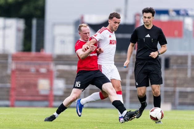COLOGNE, GERMANY - JULY 18: Luca Waldschmidt (1. FC Koeln, 7) controls the ball against Tom Krieg (FC Rheinsued Koeln, 16) during the first friendly game of season 2026 27 between 1. FC Koeln vs FC Rheinsued Koeln at Suedstadion on July 18, 2026 in Cologne, Germany. North Rhine Westphalia Germany Copyright: xSteffiexWunderlx