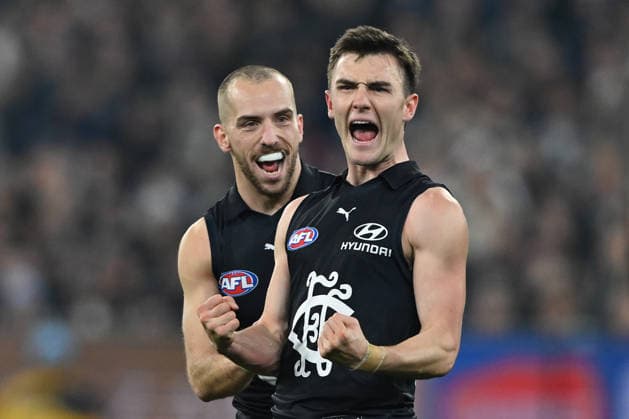 Sport Bilder des Tages AFL MAGPIES BLUES, Jagga Smith of Carlton (right) celebrates with team mates after kicking a goal during the AFL Round 19 match between the Collingwood Magpies and the Carlton Blues at Melbourne Cricket Ground in Melbourne, Saturday, July 18, 2026. ( NO ARCHIVING, EDITORIAL USE ONLY MELBOURNE VICTORIA AUSTRALIA  Copyright: xJAMESxROSSx 20260718170906196298