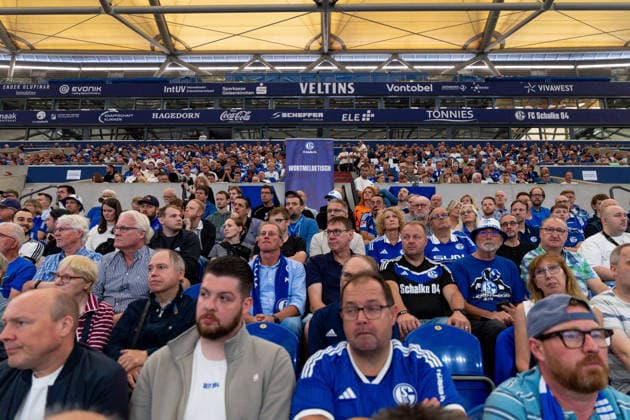 18.07.2026, Mitgliederversammlung 2026 des FC Schalke 04 in der Veltins Arena. Blick auf die volle Haupttribüne. Gelsenkirchen Veltins Arena NRW Deutschland xRHR-FOTO DEx *** July 18, 2026, FC Schalke 04 s 2026 General Meeting at the Veltins Arena; view of the packed main grandstand, Gelsenkirchen, Veltins Arena, North Rhine-Westphalia, Germany xRHR PHOTO DEx Copyright: DennisxEwert RHR-FOTOx RHR-FOTO DE