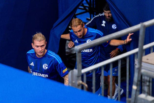 18.07.2026, Mitgliederversammlung 2026 des FC Schalke 04 in der Veltins Arena. v. l. Torwart Loris Karius (FC Schalke 04), Timo Becker (FC Schalke 04), Trainer Miron Muslic (FC Schalke 04) verlassen das Stadion. Gelsenkirchen Veltins Arena NRW Deutschland xRHR-FOTO DEx *** July 18, 2026, FC Schalke 04 2026 General Meeting at the Veltins Arena; from left: goalkeeper Loris Karius of FC Schalke 04, Timo Becker of FC Schalke 04, and coach Miron Muslic of FC Schalke 04 leave the stadium in Gelsenkirchen, Veltins Arena, North Rhine-Westphalia, Germany xRHR PHOTO DEx Copyright: DennisxEwert RHR-FOTOx RHR-FOTO DE