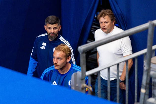 18.07.2026, Mitgliederversammlung 2026 des FC Schalke 04 in der Veltins Arena. v. l. Trainer Miron Muslic (FC Schalke 04), Timo Becker (FC Schalke 04), Direktor Profifussball Youri Mulder (FC Schalke 04) verlassen das Stadion. Gelsenkirchen Veltins Arena NRW Deutschland xRHR-FOTO DEx *** July 18, 2026, FC Schalke 04 2026 General Meeting at the Veltins Arena; from left: Coach Miron Muslic, FC Schalke 04, Timo Becker of FC Schalke 04, and Director of Professional Soccer Youri Mulder of FC Schalke 04, leave the stadium in Gelsenkirchen, Veltins Arena, North Rhine-Westphalia, Germany. xRHR PHOTO DEx Copyright: DennisxEwert RHR-FOTOx RHR-FOTO DE