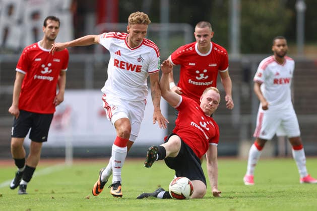 Sebastian Sebulonsen (1. FC Köln) und Tom Krieg (FC Rheinsüd Köln) im Zweikampf waehrend des Testspiels zwischen 1.FC Köln und FC Rheinsüd Köln, Suedstadion am 18. July 2026 in Köln, Deutschland. (Foto von Oliver Kaelke DeFodi Images) +++ Sebastian Sebulonsen (1. FC Köln) und Tom Krieg (FC Rheinsüd Köln) battle for the ball during the friendly match between 1.FC Köln and FC Rheindsüd Köln at Suedstadion on July 18, 2026 in Cologne, Germany. (Photo by Oliver Kaelke DeFodi Images) (Photo by Oliver Kaelke DeFodi Images) - *** Sebastian Sebulonsen of 1 FC Köln and Tom Krieg of FC Rheinsüd Köln battle for the ball during the friendly match between 1 FC Köln and FC Rheinsüd Köln, Suedstadion on July 18, 2026, in Cologne, Germany. Photo by Oliver Kaelke, DeFodi Images. Sebastian Sebulonsen of 1 FC Köln and Tom Krieg of FC Rheinsüd Köln battle for the ball during the friendly match between 1 FC Köln and FC Rheinsüd Köln at Suedstadion on July 18, 2026 in Cologne, Germany Photo by Oliver Kaelke DeFodi Images Photo by Oliver Kaelke DeFodi Images