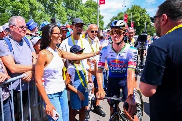 Tour de France 2026 Stage 14 LE MARKSTEIN, FRANCE - JULY 18 : Evenepoel Remco and Oumaima Rayane before the start of the race during stage 14 of the 113rd edition of Tour de France an UCI World Tour 2.UWT cycling road race stage for Men Elite of 155 km with start in Mulhouse and finish in Le Markstein on July 18, 2026 in Le Markstein, France, 18 07 2026 ( Motordriver Kurt Vandenborre - Le Markstein France  Copyright: xGvgx