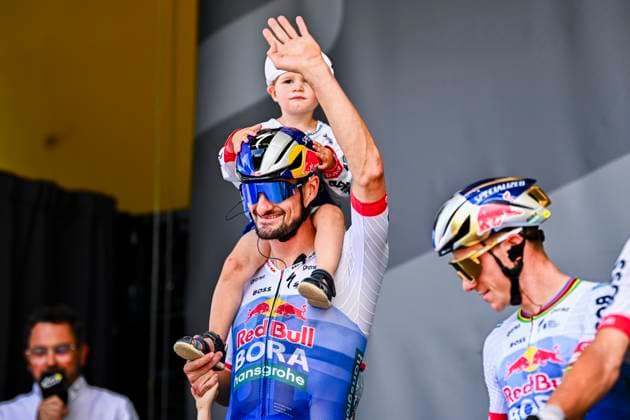 Tour de France 2026 Stage 14 LE MARKSTEIN, FRANCE - JULY 18 : Denz Nico (GER) of Red Bull BORA Hansgrohe on the podium before the start of race during stage 14 of the 113rd edition of Tour de France an UCI World Tour 2.UWT cycling road race stage for Men Elite of 155 km with start in Mulhouse and finish in Le Markstein on July 18, 2026 in Le Markstein, France, 18 07 2026 ( Motordriver Kurt Vandenborre - Le Markstein France  Copyright: xGvgx