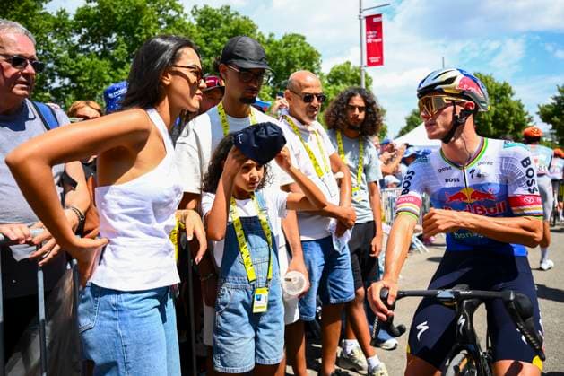 Tour de France 2026 Stage 14 LE MARKSTEIN, FRANCE - JULY 18 : Evenepoel Remco and Oumaima Rayane before the start of the race during stage 14 of the 113rd edition of Tour de France an UCI World Tour 2.UWT cycling road race stage for Men Elite of 155 km with start in Mulhouse and finish in Le Markstein on July 18, 2026 in Le Markstein, France, 18 07 2026 ( Motordriver Kurt Vandenborre - Le Markstein France  Copyright: xGvgx