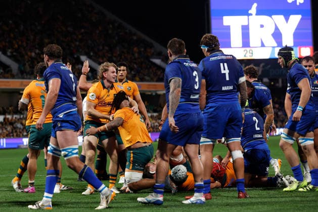 RUGBY AUSTRALIA ITALY, Brandon Paenga-Amosa of the Wallabies is congratulated by teammates after scoring a try during the Nations Championship Round 3 match between the Australian Wallabies and the Italian Azzurri at HBF Park in Perth, Saturday, July 18, 2026. ( NO ARCHIVING, EDITORIAL USE ONLY PERTH WESTERN AUSTRALIA AUSTRALIA  Copyright: xRICHARDxWAINWRIGHTx 20260718181081000041