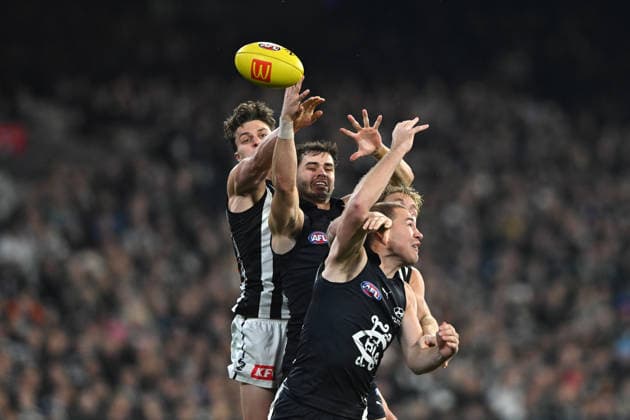 Sport Bilder des Tages AFL MAGPIES BLUES, Brodie Kemp of Carlton (centre) contests a mark during the AFL Round 19 match between the Collingwood Magpies and the Carlton Blues at Melbourne Cricket Ground in Melbourne, Saturday, July 18, 2026. ( NO ARCHIVING, EDITORIAL USE ONLY MELBOURNE VICTORIA AUSTRALIA  Copyright: xJAMESxROSSx 20260718120010372347