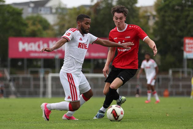 Linton Maina (1. FC Köln) und Max Hoffend (FC Rheinsüd Köln) im Zweikampf waehrend des Testspiels zwischen 1.FC Köln und FC Rheinsüd Köln, Suedstadion am 18. July 2026 in Köln, Deutschland. (Foto von Oliver Kaelke DeFodi Images) +++ Linton Maina (1. FC Köln) und Max Hoffend (FC Rheinsüd Köln) battle for the ball during the friendly match between 1.FC Köln and FC Rheindsüd Köln at Suedstadion on July 18, 2026 in Cologne, Germany. (Photo by Oliver Kaelke DeFodi Images) (Photo by Oliver Kaelke DeFodi Images) - *** Linton Maina of 1 FC Köln and Max Hoffend of FC Rheinsüd Köln battle for the ball during the friendly match between 1 FC Köln and FC Rheinsüd Köln, Suedstadion on July 18, 2026, in Cologne, Germany. Photo by Oliver Kaelke, DeFodi Images. Linton Maina of 1 FC Köln and Max Hoffend of FC Rheinsüd Köln battle for the ball during the friendly match between 1 FC Köln and FC Rheinsüd Köln at Suedstadion on July 18, 2026 in Cologne, Germany. Photo by Oliver Kaelke, DeFodi Images. Photo by Oliver Kaelke, DeFodi Images.