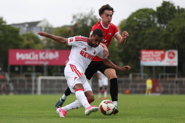 Linton Maina (1. FC Köln) und Max Hoffend (FC Rheinsüd Köln) im Zweikampf waehrend des Testspiels zwischen 1.FC Köln und FC Rheinsüd Köln, Suedstadion am 18. July 2026 in Köln, Deutschland. (Foto von Oliver Kaelke DeFodi Images) +++ Linton Maina (1. FC Köln) und Max Hoffend (FC Rheinsüd Köln) battle for the ball during the friendly match between 1.FC Köln and FC Rheindsüd Köln at Suedstadion on July 18, 2026 in Cologne, Germany. (Photo by Oliver Kaelke DeFodi Images) (Photo by Oliver Kaelke DeFodi Images) - *** Linton Maina of 1 FC Köln and Max Hoffend of FC Rheinsüd Köln battle for the ball during the friendly match between 1 FC Köln and FC Rheinsüd Köln, Suedstadion on July 18, 2026, in Cologne, Germany. Photo by Oliver Kaelke, DeFodi Images. Linton Maina of 1 FC Köln and Max Hoffend of FC Rheinsüd Köln battle for the ball during the friendly match between 1 FC Köln and FC Rheinsüd Köln at Suedstadion on July 18, 2026 in Cologne, Germany. Photo by Oliver Kaelke, DeFodi Images. Photo by Oliver Kaelke, DeFodi Images.