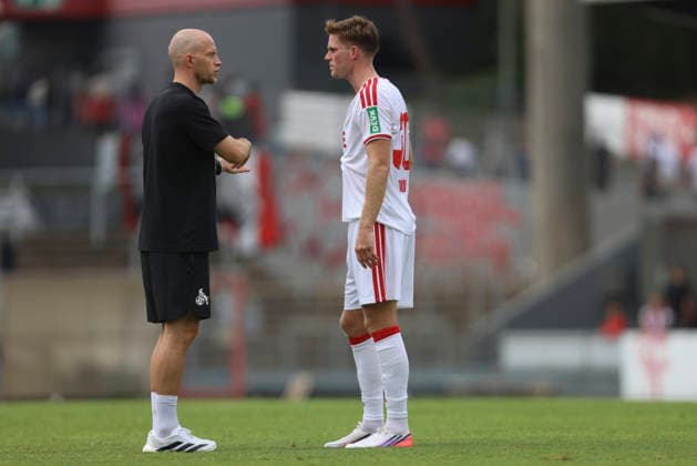 Trainer Rene Wagner (1. FC Köln) und Marius Bülter (1. FC Köln) sprechen miteinander waehrend des Testspiels zwischen 1.FC Köln und FC Rheinsüd Köln, Suedstadion am 18. July 2026 in Köln, Deutschland. (Foto von Oliver Kaelke DeFodi Images) +++ Trainer Rene Wagner (1. FC Köln) und Marius Bülter (1. FC Köln) talk to each other during the friendly match between 1.FC Köln and FC Rheindsüd Köln at Suedstadion on July 18, 2026 in Cologne, Germany. (Photo by Oliver Kaelke DeFodi Images) (Photo by Oliver Kaelke DeFodi Images) - *** Coach Rene Wagner of 1. FC Köln and Marius Bülter of 1. FC Köln talk to each other during the friendly match between 1. FC Köln and FC Rheinsüd Köln at Suedstadion on July 18, 2026, in Cologne, Germany Photo by Oliver Kaelke DeFodi Images Coach Rene Wagner of 1 FC Köln and Marius Bülter of 1 FC Köln talk to each other during the friendly match between 1 FC Köln and FC Rheinsüd Köln at Suedstadion on July 18, 2026 in Cologne, Germany Photo by Oliver Kaelke DeFodi Images Photo by Oliver Kaelke DeFodi Images