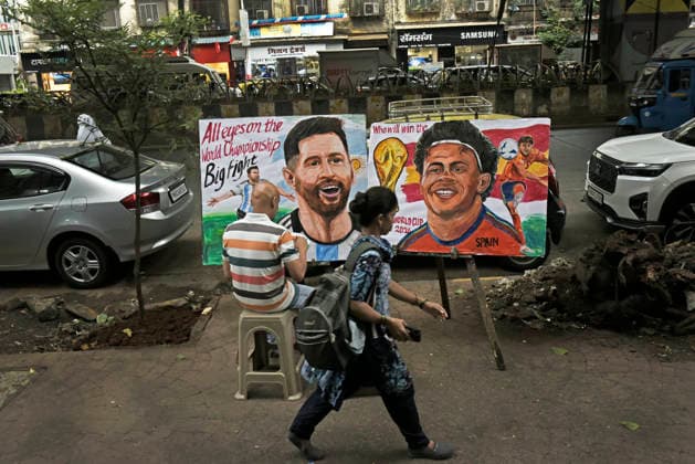 Sport Themen der Woche KW29 Sport Bilder des Tages FIFA World Cup, WM, Weltmeisterschaft, Fussball Craze In Mumbai A teacher at the Gurukul art school paints posters of Argentina s Lionel Messi and Spain s Lamine Yamal ahead of the FIFA World Cup final between Argentina and Spain, in Mumbai, India, on July 18, 2026. Mumbai India  Copyright: xIndranilxAdityax originalFilename:aditya-notitle260718_npUDw.jpg