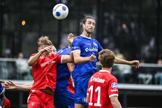 Sport Bilder des Tages Twente s Max Bruns and Gent s Christian Burgess pictured in action during a friendly game between KAA Gent and Dutch FC Twente, at the summer training camp of Belgian first division soccer team KAA Gent in De Lutte, Losser, the Netherlands on Saturday 18 July 2026, to prepare for the upcoming 2026-2027 season. TOM GOYVAERTS TomxGoyvaerts  x181410071x