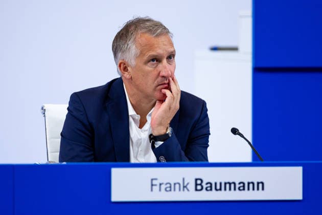 18.07.2026, Mitgliederversammlung 2026 des FC Schalke 04 in der Veltins Arena. Sportvorstand Frank Baumann (FC Schalke 04) denkt nach. Gelsenkirchen Veltins Arena NRW Deutschland xRHR-FOTO DEx *** July 18, 2026, FC Schalke 04 s 2026 General Meeting at the Veltins Arena; Sports Director Frank Baumann; FC Schalke 04; Gelsenkirchen; Veltins Arena; North Rhine-Westphalia; Germany; xRHR; PHOTO: DEx Copyright: DennisxEwert RHR-FOTOx RHR-FOTO DE
