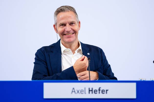 18.07.2026, Mitgliederversammlung 2026 des FC Schalke 04 in der Veltins Arena. Vorsitzender des Aufsichtsrates Axel Hefer (FC Schalke 04) lacht. Gelsenkirchen Veltins Arena NRW Deutschland xRHR-FOTO DEx *** July 18, 2026, FC Schalke 04 2026 General Meeting at the Veltins Arena; Axel Hefer, Chairman of the Supervisory Board; FC Schalke 04; Gelsenkirchen; Veltins Arena; North Rhine-Westphalia; Germany; xRHR; PHOTO: DEx Copyright: DennisxEwert RHR-FOTOx RHR-FOTO DE