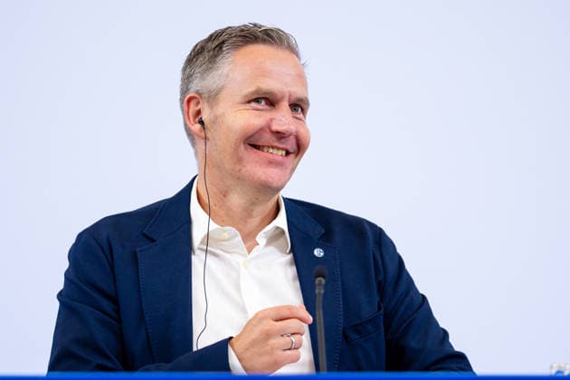 18.07.2026, Mitgliederversammlung 2026 des FC Schalke 04 in der Veltins Arena. Vorsitzender des Aufsichtsrates Axel Hefer (FC Schalke 04) lacht. Gelsenkirchen Veltins Arena NRW Deutschland xRHR-FOTO DEx *** July 18, 2026, FC Schalke 04 2026 General Meeting at the Veltins Arena; Axel Hefer, Chairman of the Supervisory Board; FC Schalke 04; Gelsenkirchen; Veltins Arena; North Rhine-Westphalia; Germany; xRHR; PHOTO: DEx Copyright: DennisxEwert RHR-FOTOx RHR-FOTO DE