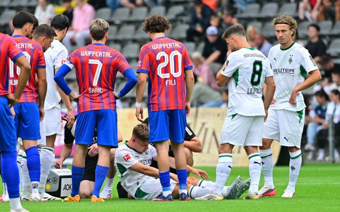 18.07.2026; Wuppertal; Fussball, Herren, Saison 2026 2027, Testspiel Wuppertaler SV vs. Borussia Moenchengladbach Lukas Ullrich (Gladbach) verletzt am Boden; er muss ausgewechselt werden DFL regulations prohibit any use of photographs as image sequences and or quasi-video. Stadion am Zoo NRW Deutschland *** July 18, 2026 Wuppertal Soccer, Men s, 2026–2027 season, Friendly Match: Wuppertaler SV vs. Borussia Mönchengladbach. Lukas Ullrich (Gladbach) is injured on the ground and must be substituted. DFL regulations prohibit any use of photographs as image sequences and or quasi-video. Stadion am Zoo, North Rhine-Westphalia, Germany