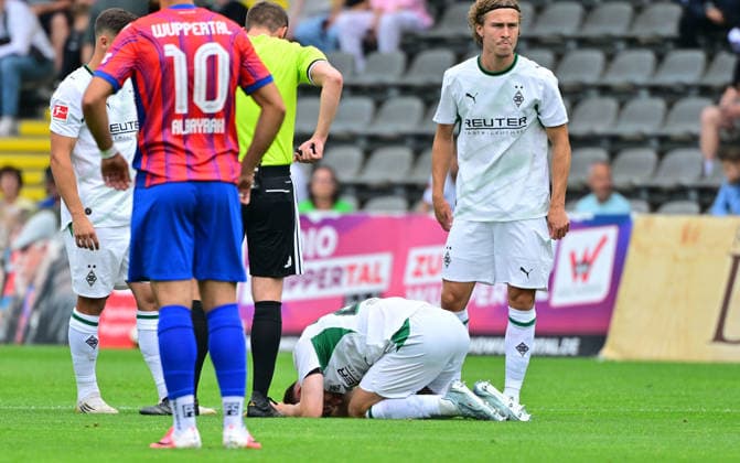 18.07.2026; Wuppertal; Fussball, Herren, Saison 2026 2027, Testspiel Wuppertaler SV vs. Borussia Moenchengladbach Lukas Ullrich (Gladbach) verletzt am Boden; er muss ausgewechselt werden; rechts Hugo Bolin (Gladbach) DFL regulations prohibit any use of photographs as image sequences and or quasi-video. Stadion am Zoo NRW Deutschland *** July 18, 2026 Wuppertal Soccer, Men s, 2026–2027 season, Friendly Match: Wuppertaler SV vs. Borussia Mönchengladbach. Lukas Ullrich (Gladbach) is injured on the ground and must be substituted. On the right: Hugo Bolin (Gladbach). DFL regulations prohibit any use of photographs as image sequences and or quasi-video. Stadion am Zoo, North Rhine-Westphalia, Germany