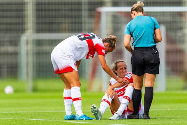 Testspiel: VfB Stuttgart vs. 1. FSV Mainz 05; 18.07.2026 Stuttgart, GERMANY - 18. July 2027: Jana Beuschlein (VfB Stuttgart, 20) bei der gefoulten Tamar Dongus (VfB Stuttgart, 32) während dem Testspiel zwischen dem VfB Stuttgart und dem 1. FSV Mainz 05 auf dem Sportgelände des Clubzentrum des VfB Stuttgart. *** Friendly Match: VfB Stuttgart vs. 1. FSV Mainz 05, July 18, 2026, Stuttgart, GERMANY; July 18, 2027, Jana Beuschlein, VfB Stuttgart, 20 near Tamar Dongus (VfB Stuttgart), who was fouled, and 32 during the friendly match between VfB Stuttgart and 1 FSV Mainz 05 at the sports complex of the VfB Stuttgart Club Center Copyright: xBEAUTIFULxSPORTS Steinx