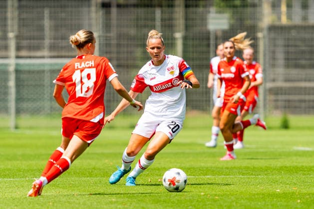 Testspiel: VfB Stuttgart vs. 1. FSV Mainz 05; 18.07.2026 Stuttgart, GERMANY - 18. July 2027: Jana Beuschlein (VfB Stuttgart, 20) im Zweikampf gegen Paula Flach (1. FSV Mainz 05, 18) während dem Testspiel zwischen dem VfB Stuttgart und dem 1. FSV Mainz 05 auf dem Sportgelände des Clubzentrum des VfB Stuttgart. *** Friendly Match: VfB Stuttgart vs. 1 FSV Mainz 05, July 18, 2026, Stuttgart, GERMANY; July 18, 2027, Jana Beuschlein, VfB Stuttgart, No. 20 in a tackle against Paula Flach of 1 FSV Mainz 05, No. 18, during the friendly match between VfB Stuttgart and 1 FSV Mainz 05 at the sports complex of the VfB Stuttgart Club Center Copyright: xBEAUTIFULxSPORTS Steinx