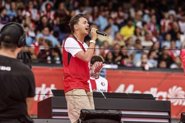 ROTTERDAM - Flemming sings to Feyenoord fans during the Feyenoord Festival, formerly the Feyenoord Open Day. At the festival, the players of Feyenoord 1 and Feyenoord Women 1 are presented to the supporters. BART STOUTJESDIJK ANP xVIxANPxSportx xxANPxIVx 563774912 originalFilename: 563774912.jpg
