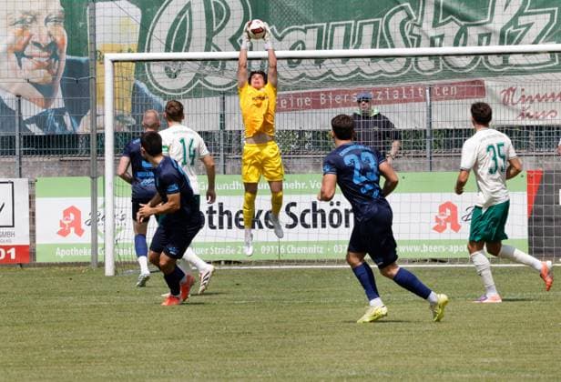 CFC vs Greuther Fürth U23 18.07.2026 Chemnitz, Stadion an der Irkutsker Straße, Fussball, Regionalliga Nordost, , Testspiel , CFC, CFC vs Greuther Fürth U23 Fürth- Torwart Theo Menapace in Aktion Chemnitz Sachsen BRD *** CFC vs. Greuther Fürth U23, July 18, 2026, Chemnitz, Stadion an der Irkutsker Straße, Sports, Soccer, Northeast Regional League, , Friendly Match, CFC, CFC vs. Greuther Fürth U23: Fürth goalkeeper Theo Menapace in action, Chemnitz, Saxony, Germany
