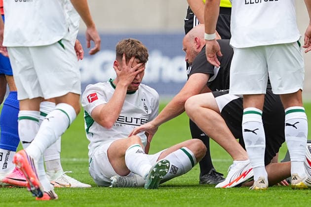 18.07.2026, xydrx, Fußball, Testspiel, Wuppertaler SV - Borussia Mönchengladbach, Saison 2026 2027, Stadion am Zoo: Lukas Ullrich (Borussia Moenchengladbach, 26) wird auf dem Feld behandelt DFB regulations prohibit any use of photographs as image sequences and or quasi-video. *** July 18, 2026, xydrx, soccer, friendly match, Wuppertaler SV vs. Borussia Mönchengladbach, 2026–2027 season, Stadion am Zoo, Lukas Ullrich, Borussia Mönchengladbach, No. 26 is treated on the field. DFB regulations prohibit any use of photographs as image sequences and or quasi-video. Copyright: HMBxMedia YannisxDreimann